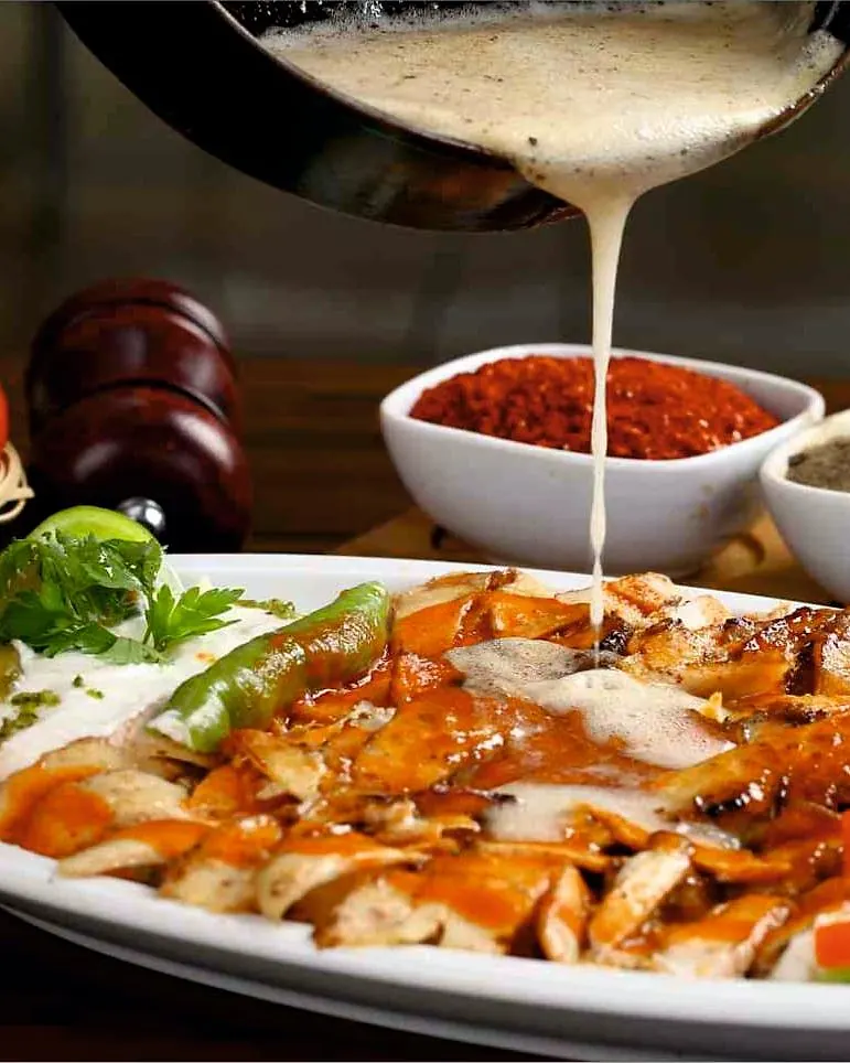 Hotti Döner menüsünden, üzerine sos dökülen bir tabak