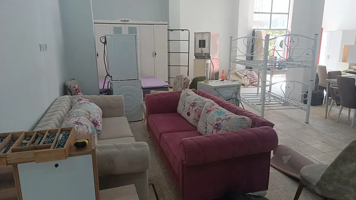 Depoda koltuk takımları ve beyaz eşya