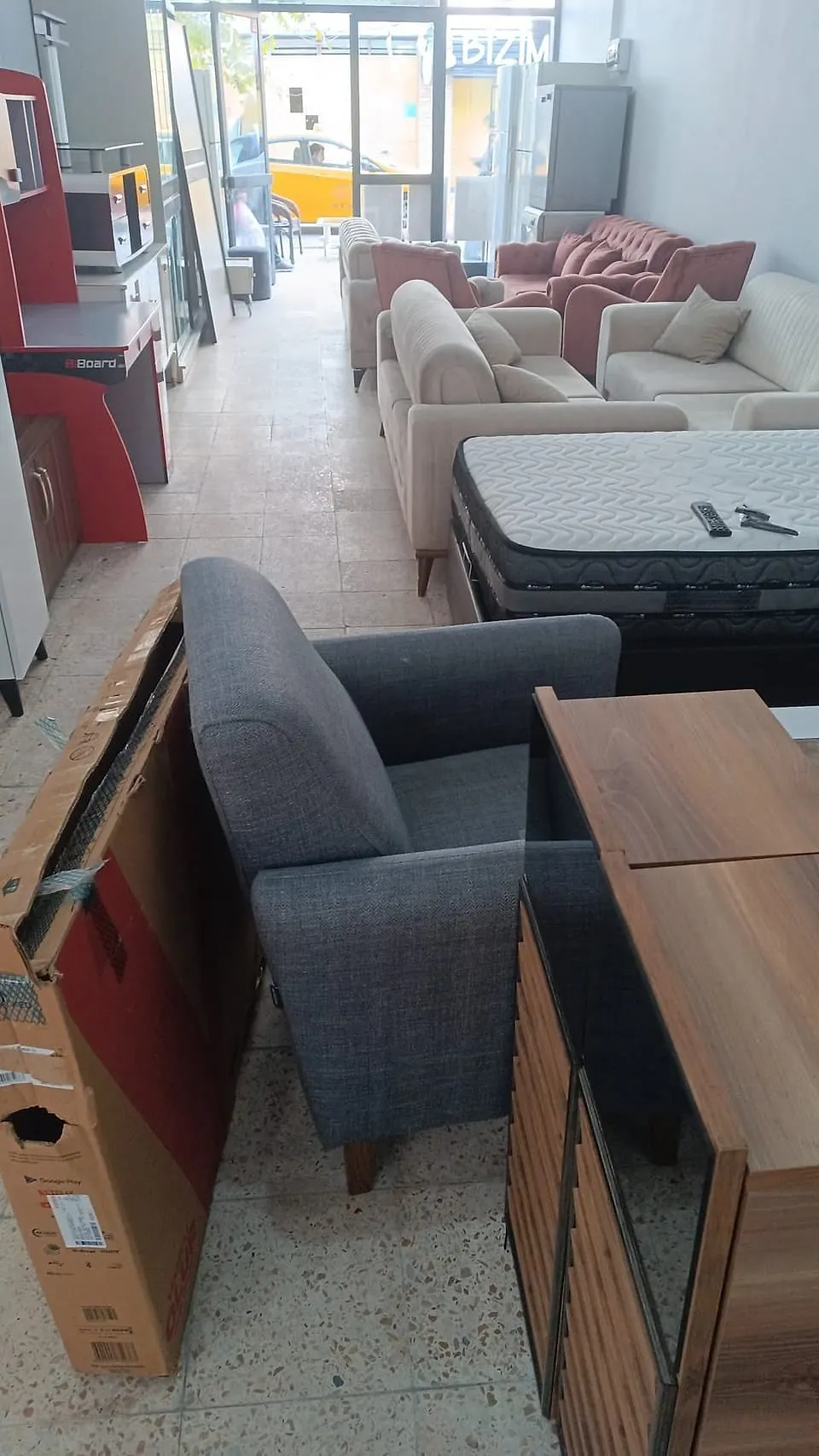Mağazanın içi: koltuk ve yatak