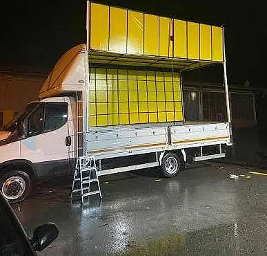 Gece, sarı kasa tenteli kamyonet