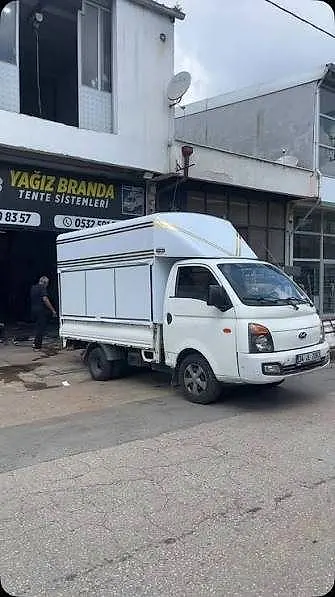Kapalı kutu tenteli kamyonet