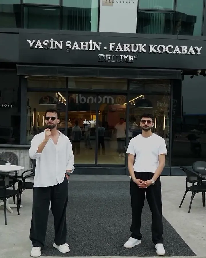 Yasin Şahin ve Faruk Kocabay, Deluxe salonunun önünde yan yana
